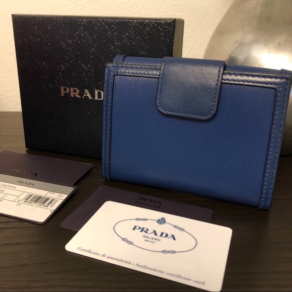 ⛔️SOLD⛔️ Prada Leather Wallet - Picture 2 of 8